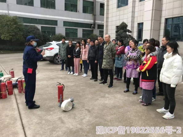 强行摸她下面出水视频最近爆红网络引发热议