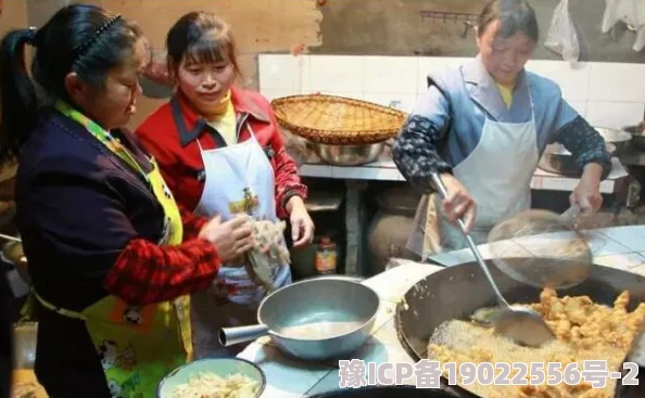 很肉很污很黄的乡下小说村里新开了一家网红火锅店生意火爆