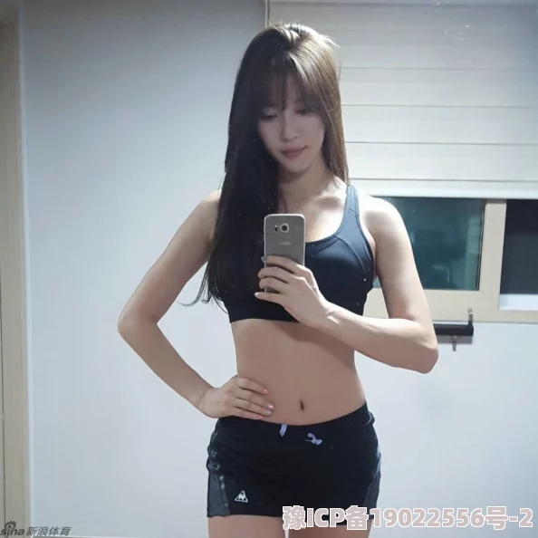 性感美女巨乳最近在社交媒体上晒出健身成果引发热议