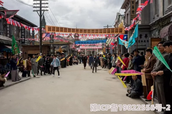 大唐绮丽客近日，剧组在横店影视城取景拍摄，场面宏大引人注目