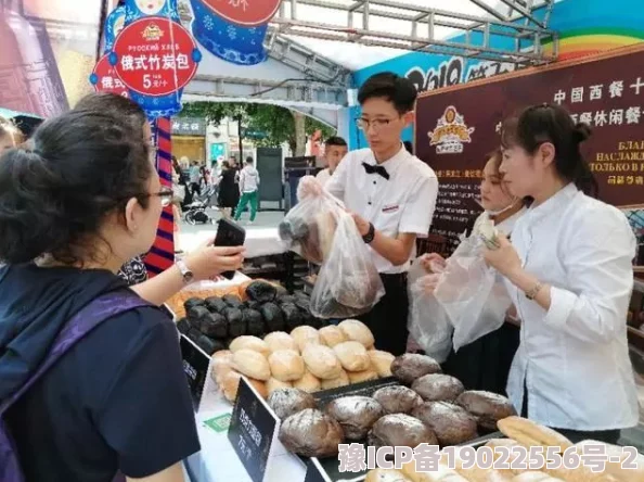 久久鸭综合久久国产新鲜美食节开幕，吸引大量吃货前来品尝