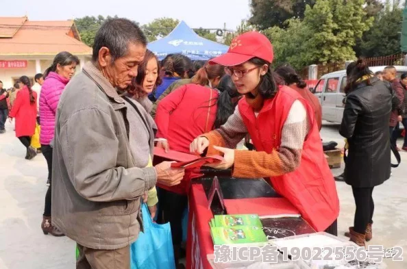 农村岳用嘴帮我口最近村里来了个会说普通话的外地人，大家都好奇他的口音