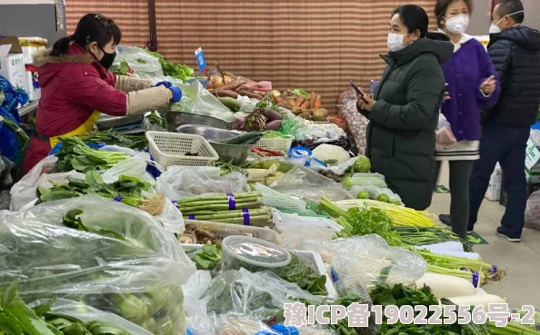 新婚妻子与卖菜老板夫妻俩在市场偶遇，老板赠送新鲜蔬菜，温馨互动引围观