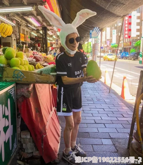 我和nainai真实的乱近日我们一起去市场买菜，体验了当地的风土人情