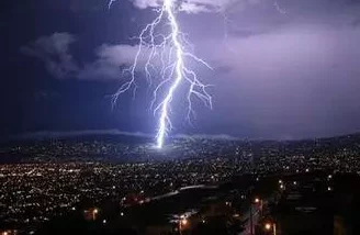 高h公交车辆行驶途中遭遇暴雨乘客纷纷寻找避雨之处