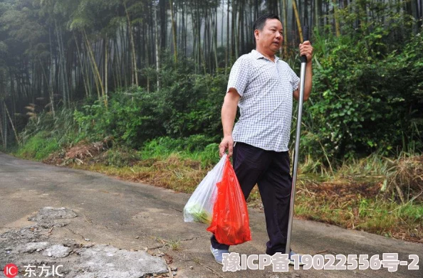 山村湿乱连日阴雨导致山路泥泞不堪村民出行不便