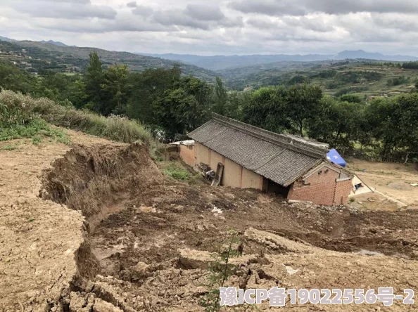 山村湿乱连日阴雨导致山路泥泞不堪村民出行不便