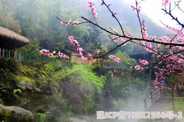 桃花深处水潺潺山路蜿蜒入桃源深处忽闻琴声悠扬疑是仙人隐居