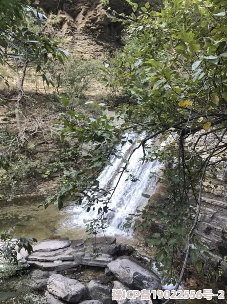 洞内泉淙淙洞外草萋萋摄影师张三航拍小河村美景