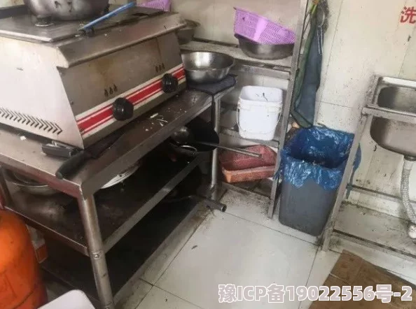 黑色爆料每日分享某知名连锁餐饮店后厨卫生问题曝光