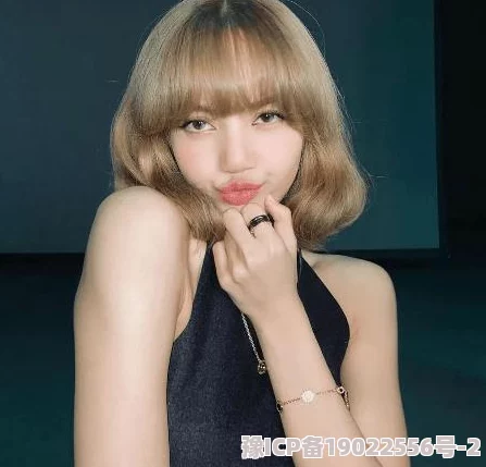 Lisa珍珠腰链原图高清BLACKPINKLisa舞台同款惊艳亮相引热议