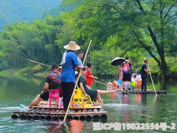 漫步的意思指徜徉缓行，悠闲地走，也指随意游览或浏览