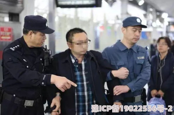 “操的你爽不爽”原视频标题为“男子地铁骚扰女性反被扇耳光”警方已介入调查