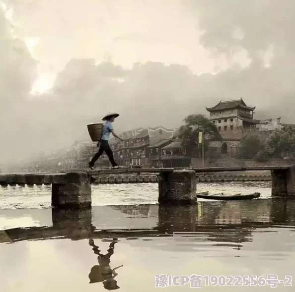 潇潇雨下摄影师冒雨拍摄记录城市雨景感受生活诗意